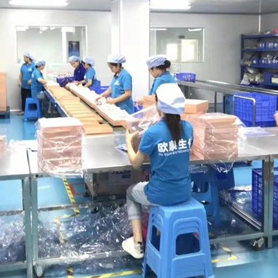 化妝品OEM廠(chǎng)家:頸部護膚小竅門(mén)